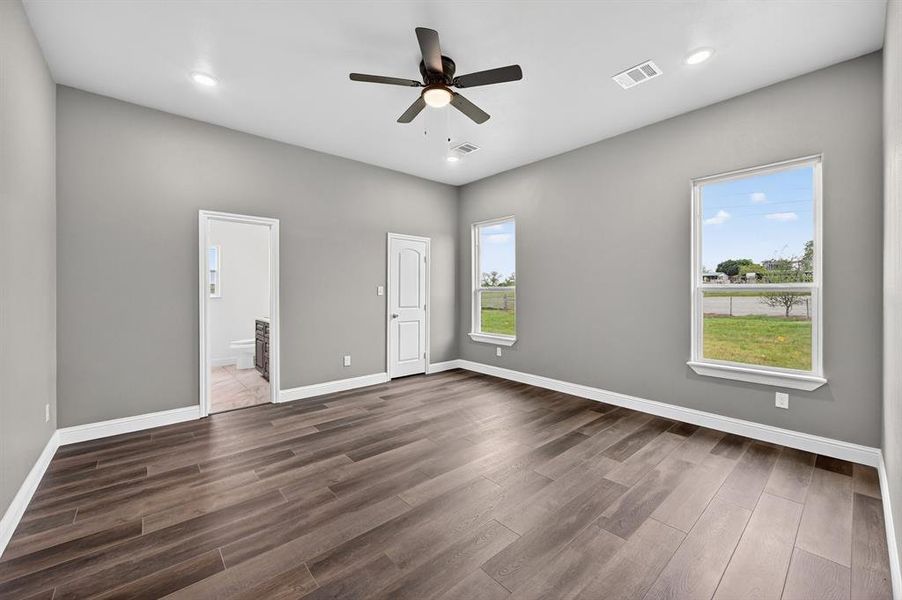 Spacious, unfurnished interior of a new home in , Grandview (Image 15).