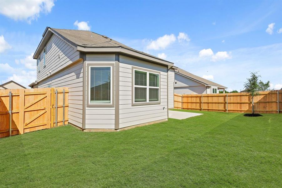 Exterior details and patio area of a home in Deer Creek, Fort Worth (Image 3).