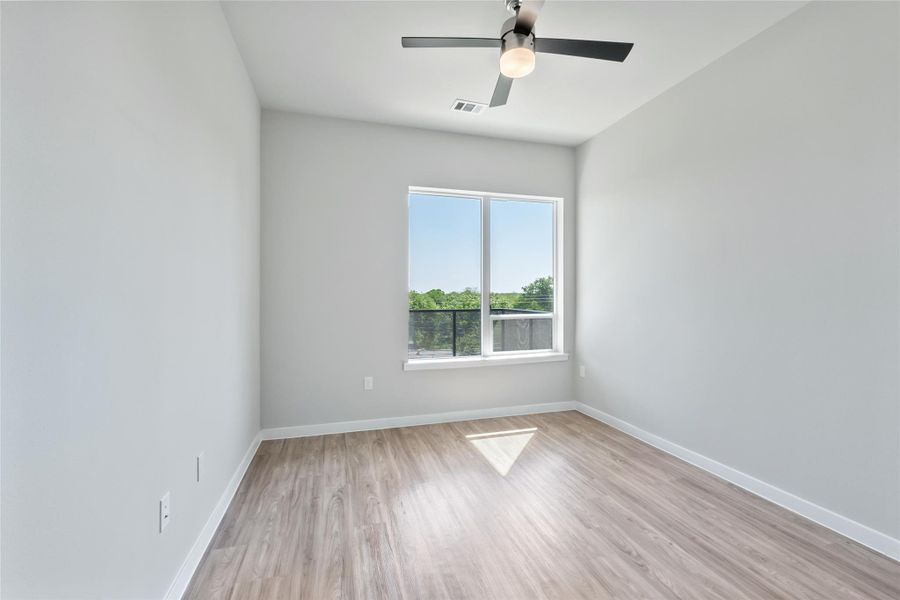 Unfurnished room featuring wood finished floors and ceiling fan
