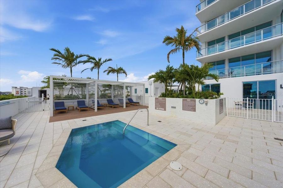 Condo located in Tampa, FL showcasing its design and architecture (Image 3).