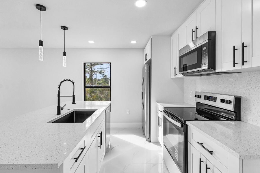 Deluxe Modern finishes & Appliances Deluxe Modern finishes & Appliances