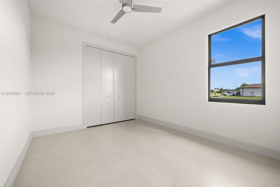 Spacious, unfurnished interior of a new home in , Cape Coral (Image 23).