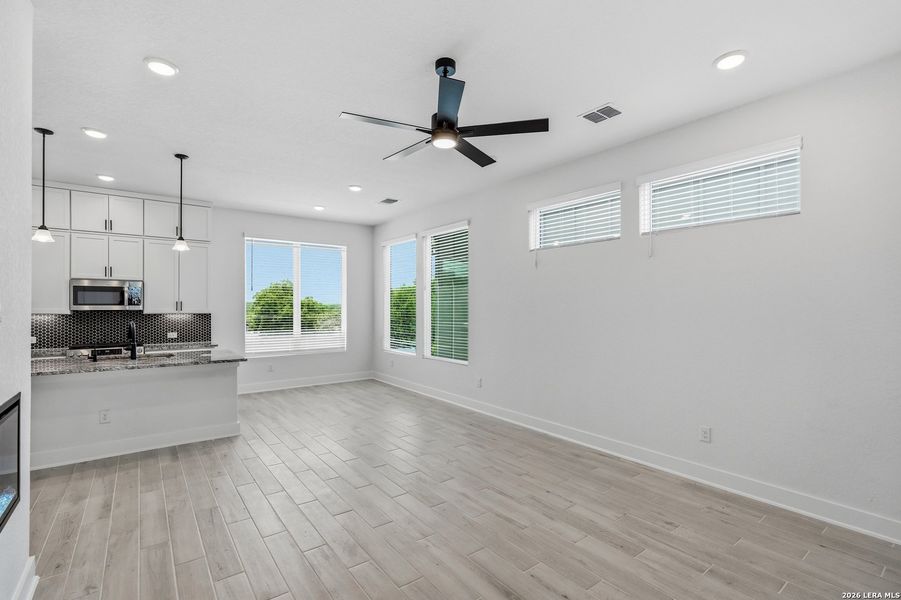 Spacious, unfurnished interior of a new home in Rose Hill, San Antonio (Image 36).