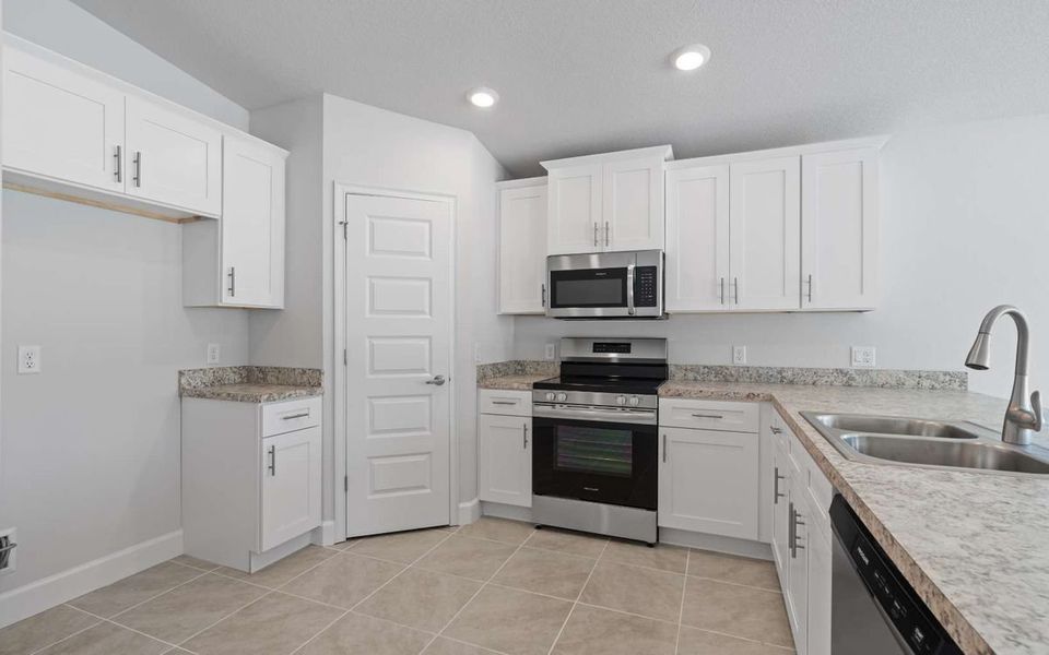 Representative furnished interior of a home built from the Plan 1539 by Adams Homes in Rolling Hills, Bell (Image 6).