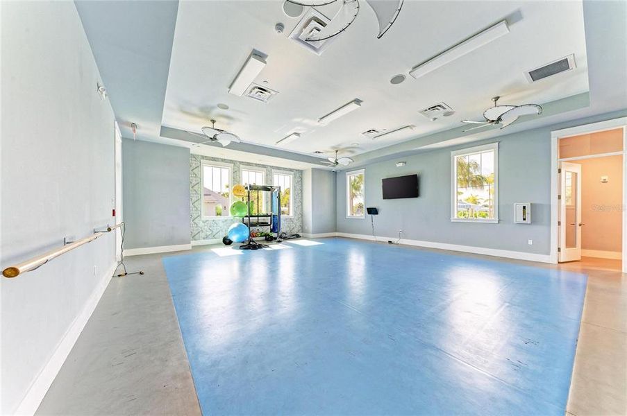 Spacious, unfurnished interior of a new home in , Sarasota (Image 31).