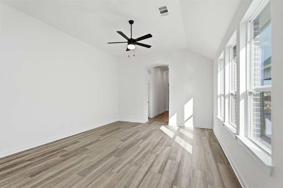 Spacious, unfurnished interior of a new home in Creekshaw, Royse City (Image 15).