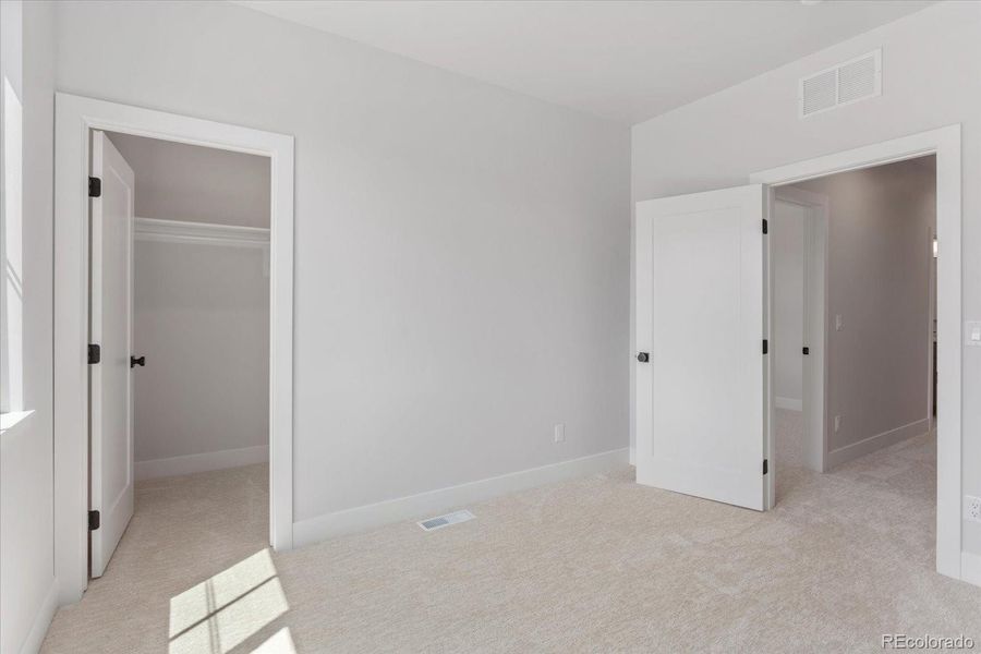 Spacious, unfurnished interior of a new home in , Salida (Image 9).