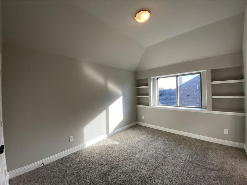 Bed 4 with vaulted ceiling & built-in shelves has shared Jack & Jill bathroom