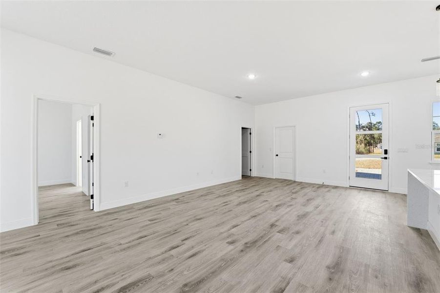 Spacious, unfurnished interior of a new home in , Ocala (Image 14).
