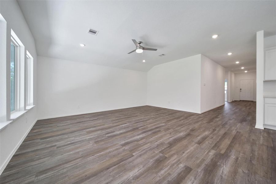 Spacious, unfurnished interior of a new home in Williams Reserve East, Conroe (Image 24).