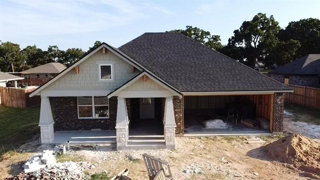 Craftsman-style home with a single door 2 car garage