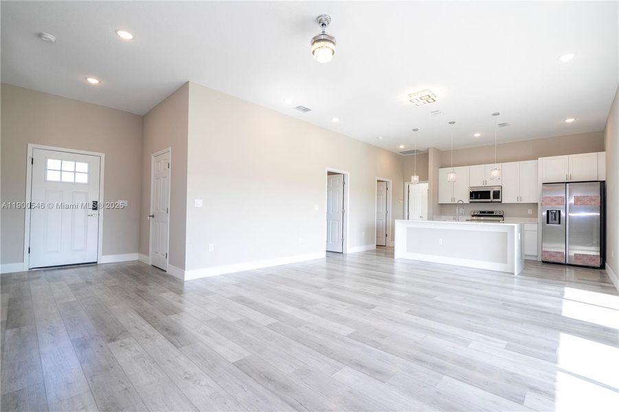 Spacious, unfurnished interior of a new home in , Sebring (Image 41).