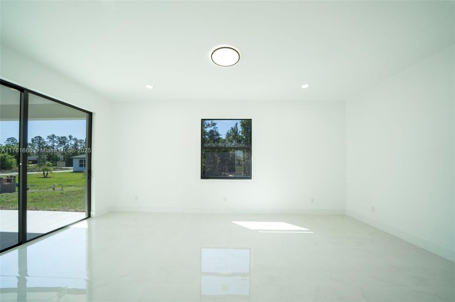 Spacious, unfurnished interior of a new home in , Lehigh Acres (Image 24).