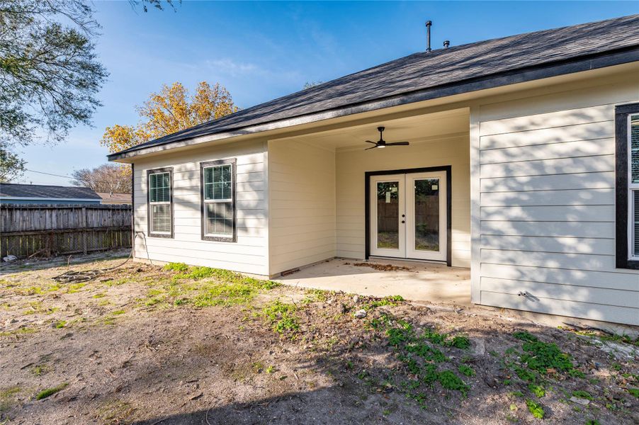 Exterior details and patio area of a home in , Texas City (Image 3).