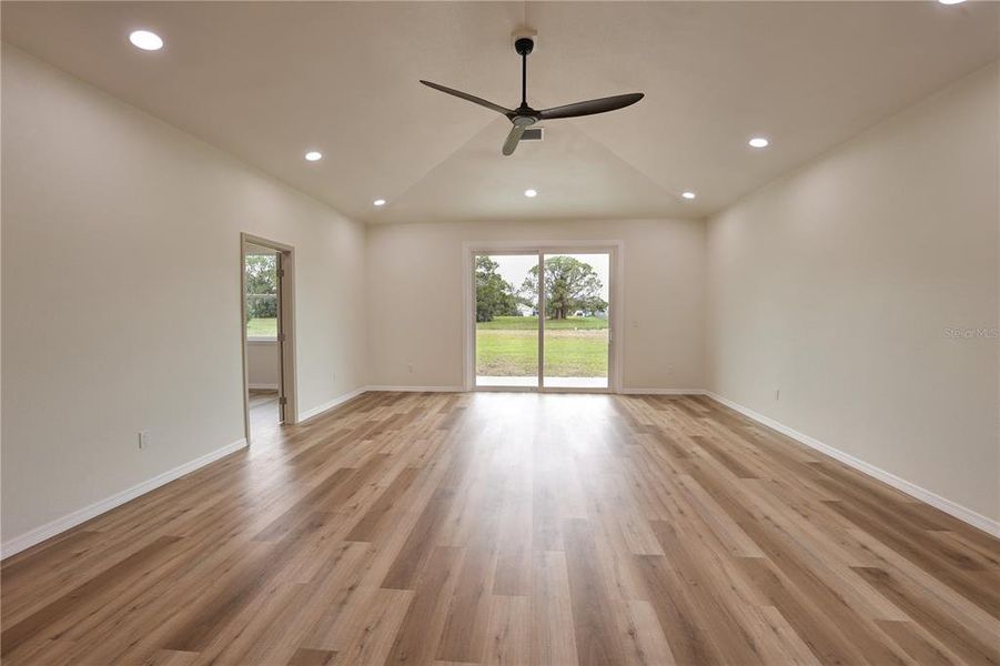 Spacious, unfurnished interior of a new home in , Sebring (Image 20).