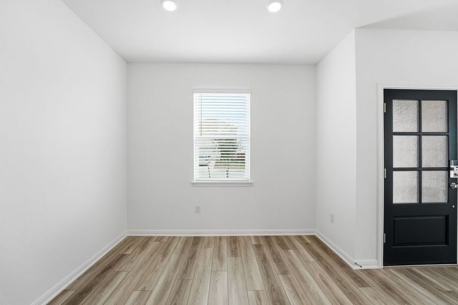 Spacious, unfurnished interior of a new home in Longview, Del Valle (Image 12).