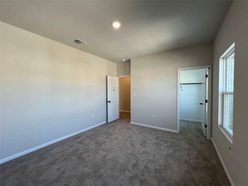 Spacious, unfurnished interior of a new home in Rolling Glen, Hutto (Image 27).