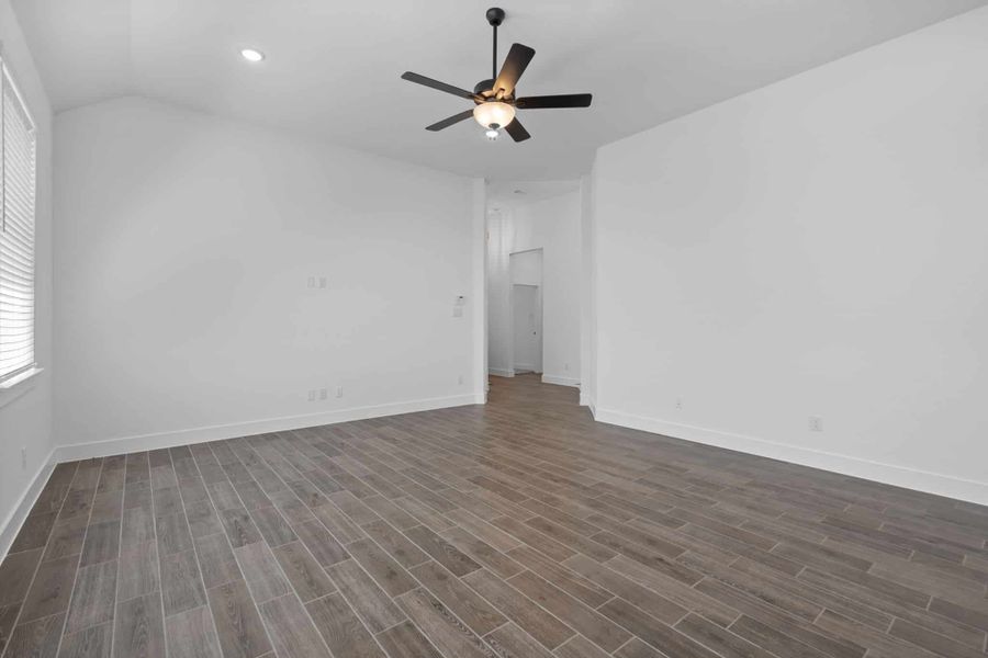 Spacious, unfurnished interior of a new home in Mulberry Farms, Santa Fe (Image 34).