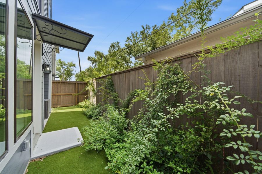 Exterior details and patio area of a home in Spring Valley Creek, Houston (Image 24).