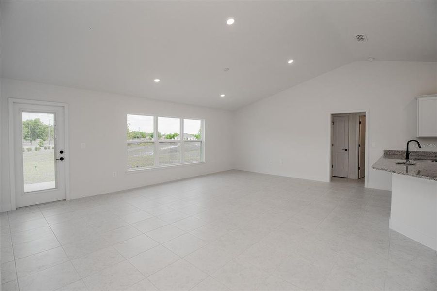 Spacious, unfurnished interior of a new home in Hickory Ridge Estates, Lake Wales (Image 13).