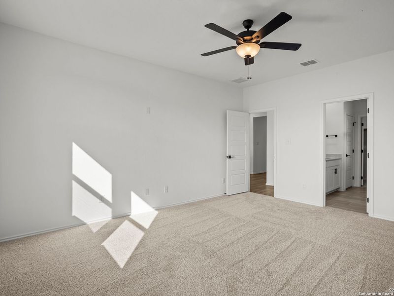 Spacious, unfurnished interior of a new home in Comanche Ridge, San Antonio (Image 24).