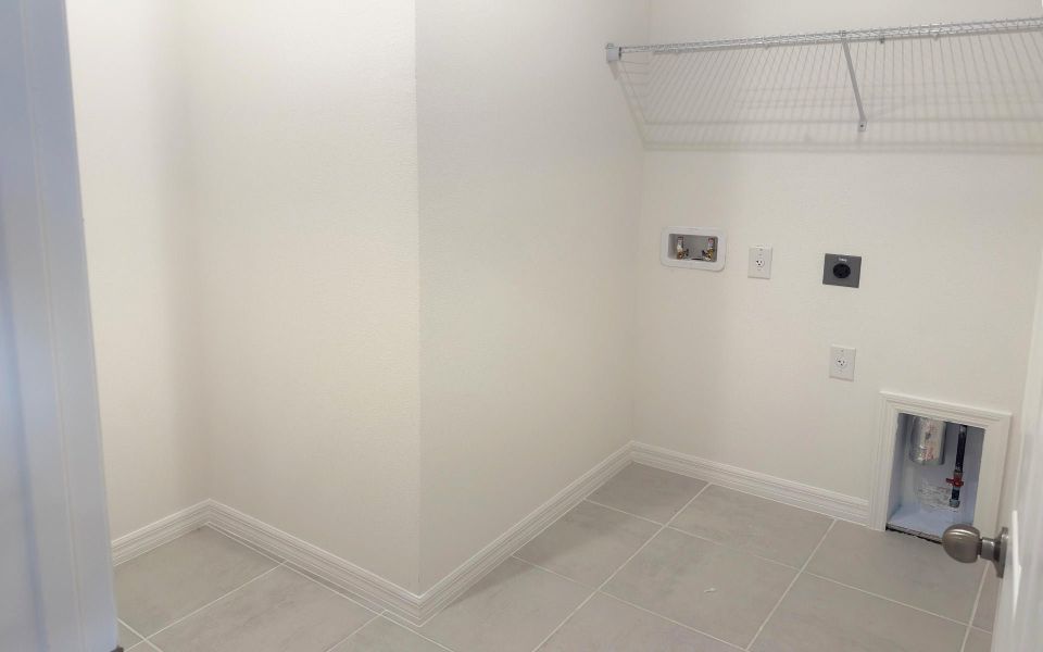 Spacious, unfurnished interior of a new home in Eagletail Landings, Howey-in-the-Hills (Image 10).