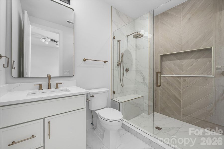Guest ensuite bathroom.