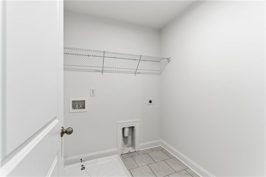 Spacious, unfurnished interior of a new home in The Estates at Hurricane Pointe, Douglasville (Image 35).
