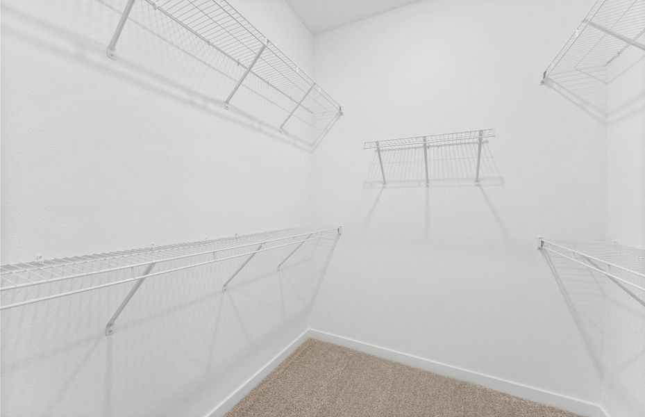 Spacious, unfurnished interior of a new home in Del Webb River Reserve, Spring Hill (Image 13).