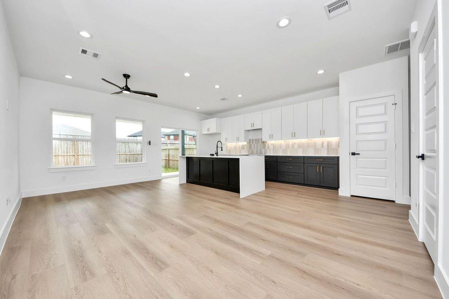 Spacious, unfurnished interior of a new home in , Houston (Image 19).