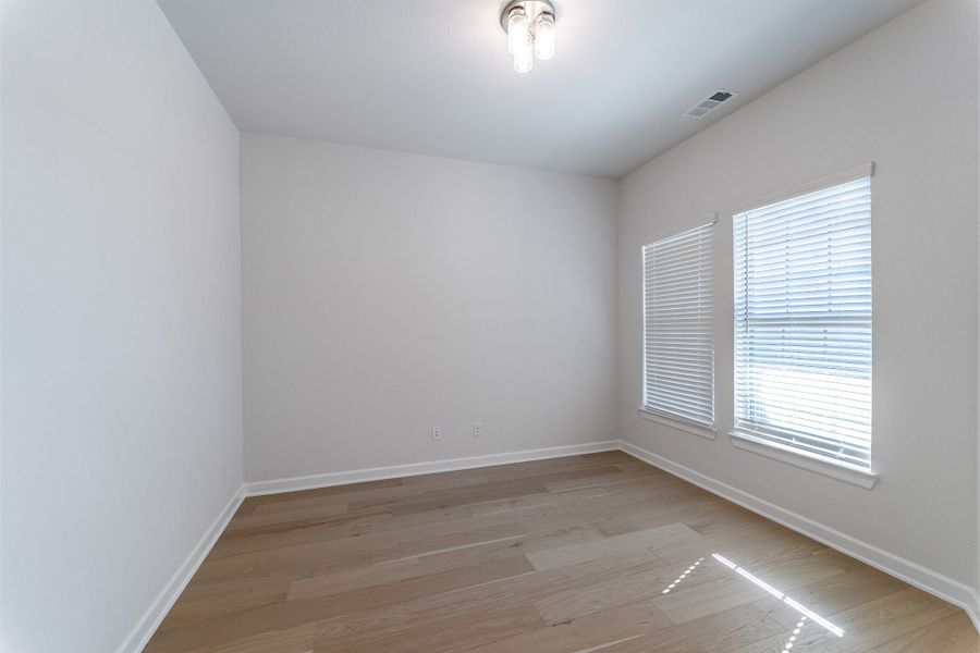 Spacious, unfurnished interior of a new home in Heath Golf & Yacht Club, Heath (Image 16).