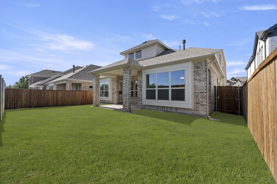 Exterior details and patio area of a home in Lake Shore Village, Rowlett (Image 4).