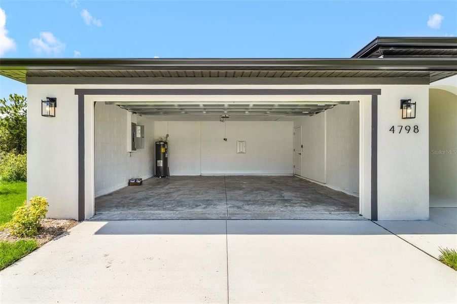 Exterior details and patio area of a home in , North Port (Image 4).