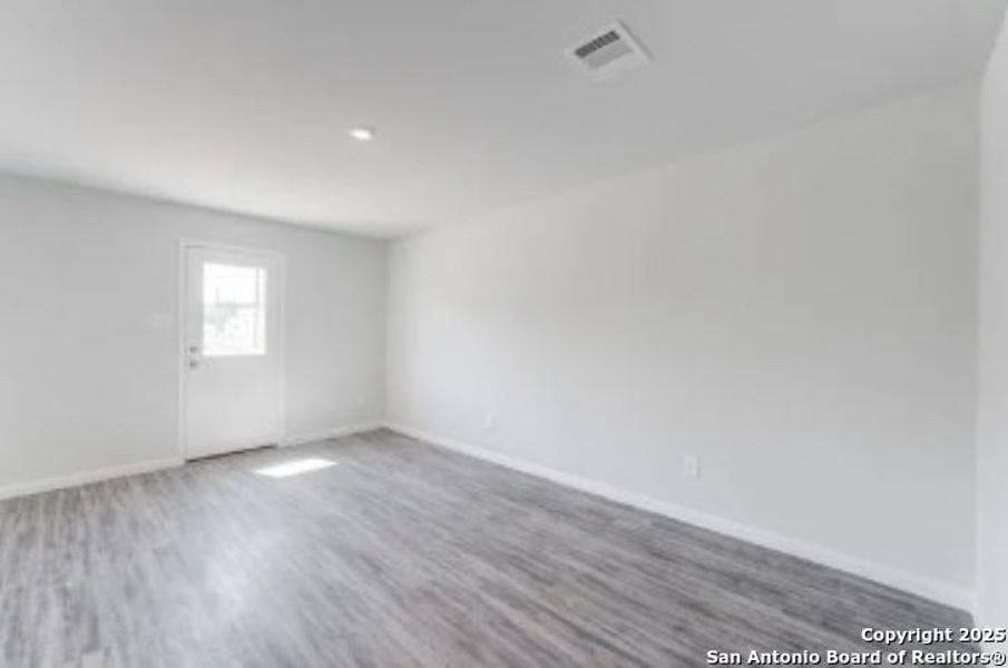 Spacious, unfurnished interior of a new home in Las Colinas, Kenedy (Image 17).