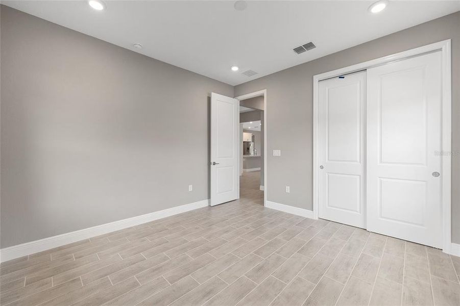 Spacious, unfurnished interior of a new home in , Ocala (Image 14).