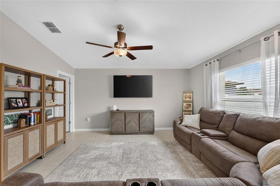 Furnished interior view inside a new home in , Bartow (Image 43).