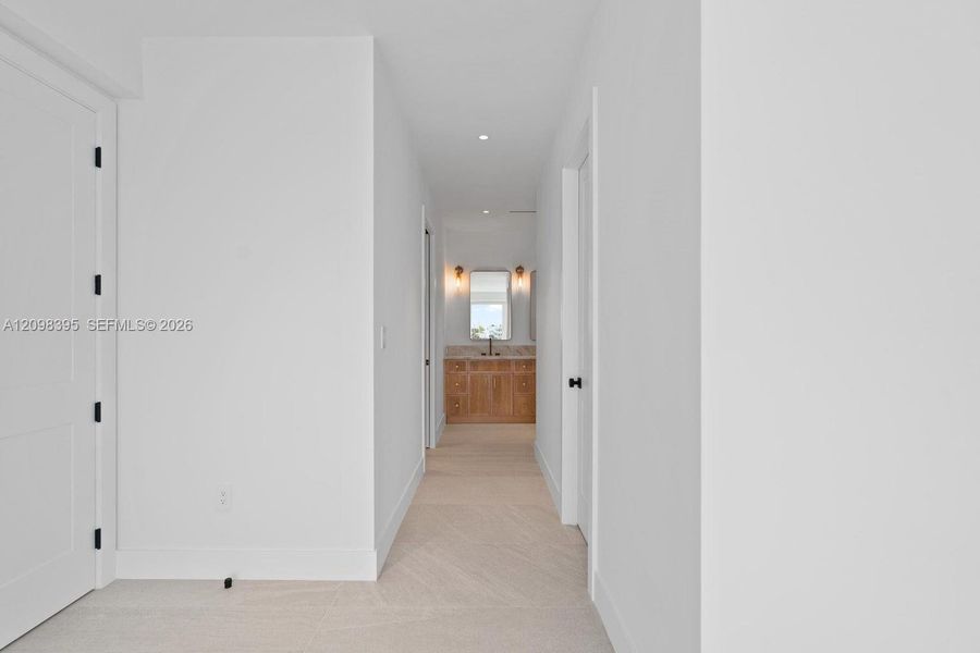Spacious, unfurnished interior of a new home in , Key Largo (Image 28).