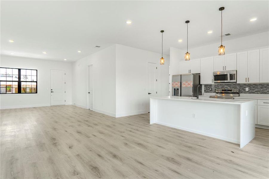 Spacious, unfurnished interior of a new home in , Ocala (Image 31).