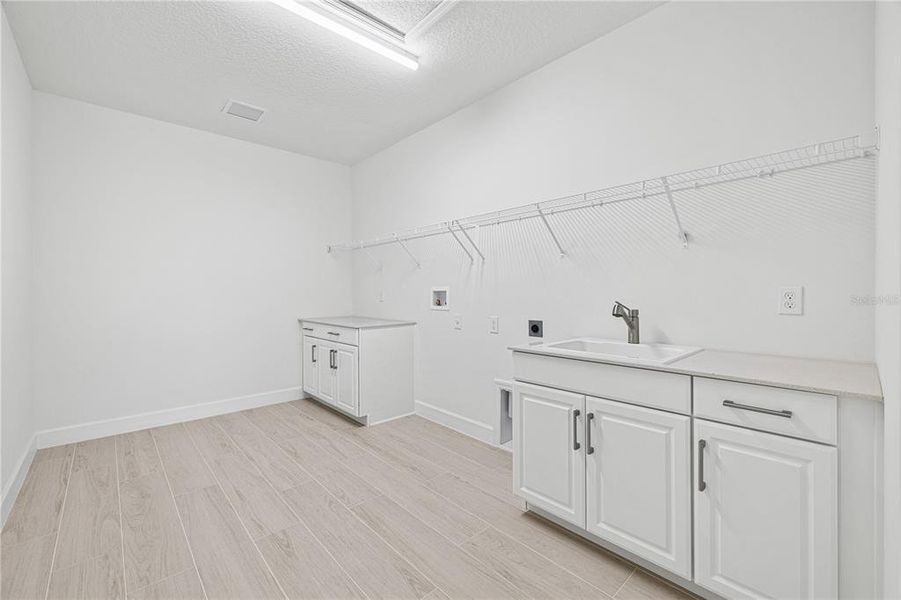 Spacious, unfurnished interior of a new home in , Winter Garden (Image 57).