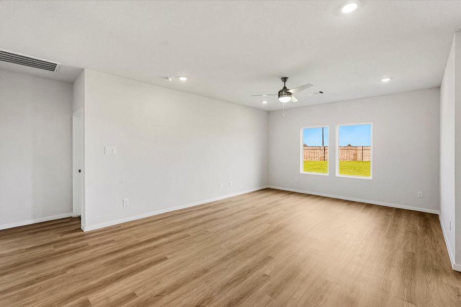 Spacious, unfurnished interior of a new home in Sunterra Lakes, Brookshire (Image 13).