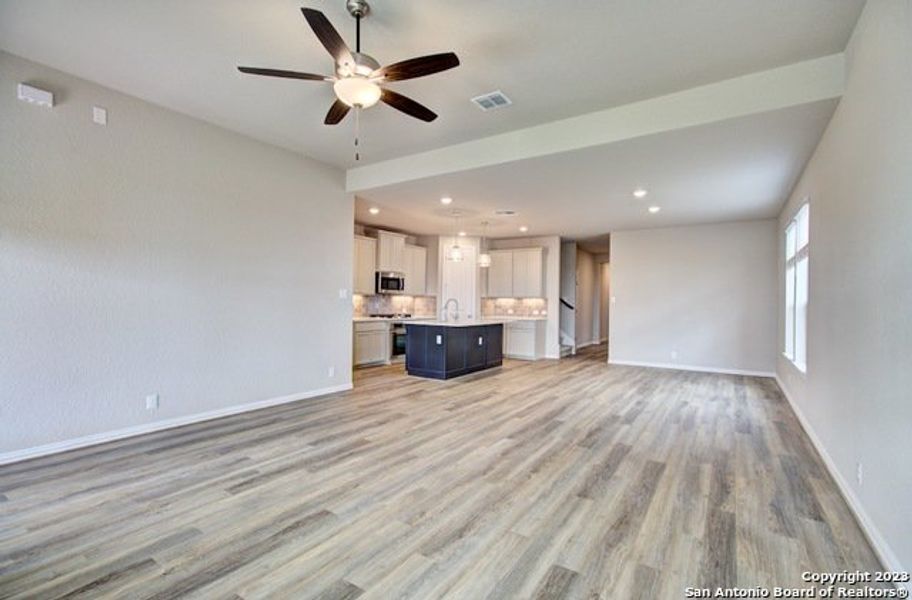 Spacious, unfurnished interior of a new home in Stream Waters, Seguin (Image 24).
