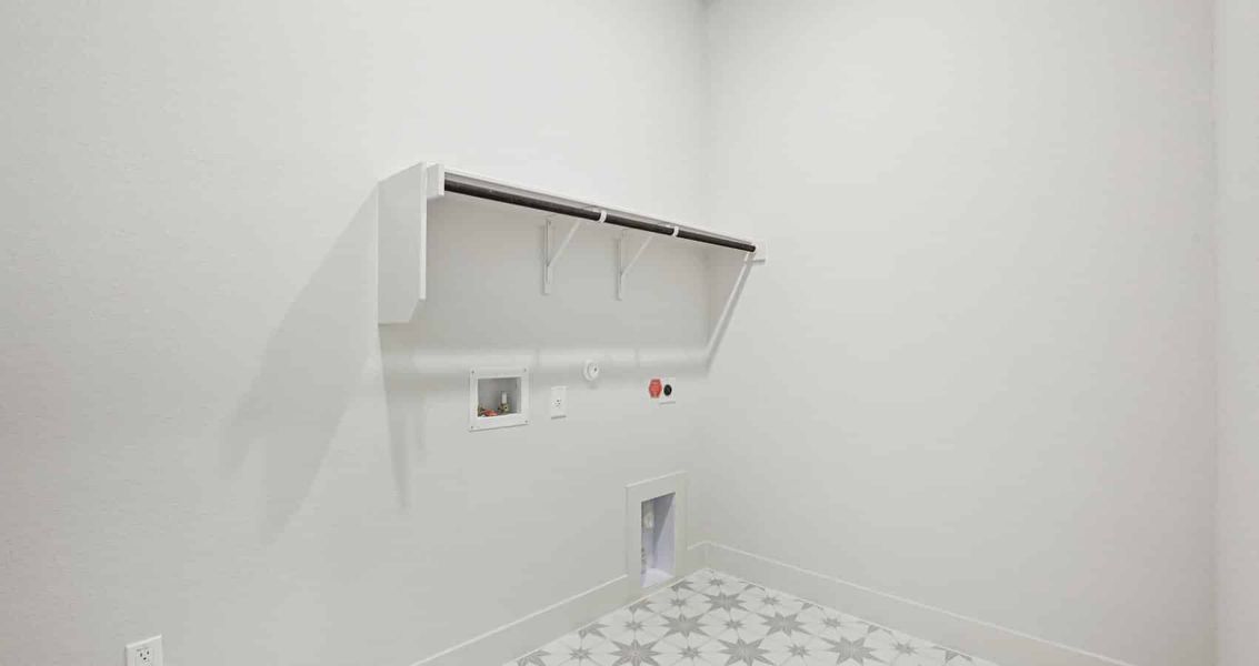 Spacious, unfurnished interior of a new home in Sunfield, Buda (Image 15).