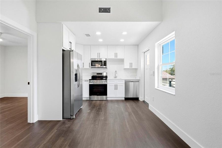 Spacious, unfurnished interior of a new home in , St. Petersburg (Image 39).