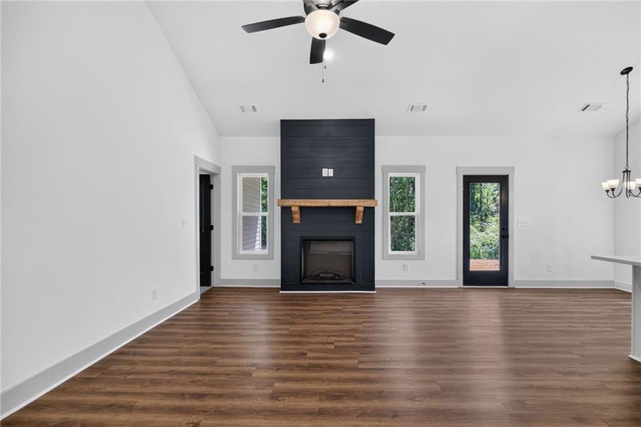 Spacious, unfurnished interior of a new home in , Silver Creek (Image 25).