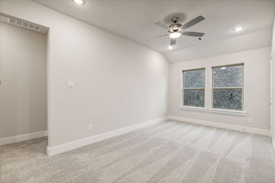 Spacious, unfurnished interior of a new home in Dove Hollow, Waxahachie (Image 27).