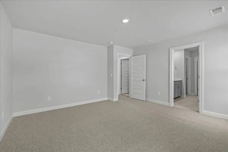 Spacious, unfurnished interior of a new home in Creek Ridge - Heritage Collection, Spartanburg (Image 23).