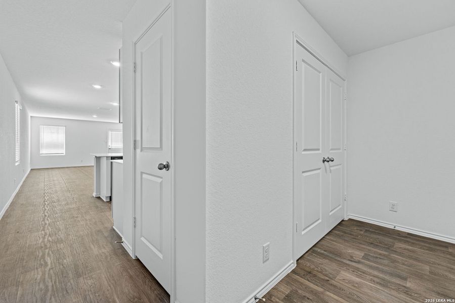 Spacious, unfurnished interior of a new home in Avenida, Converse (Image 17).