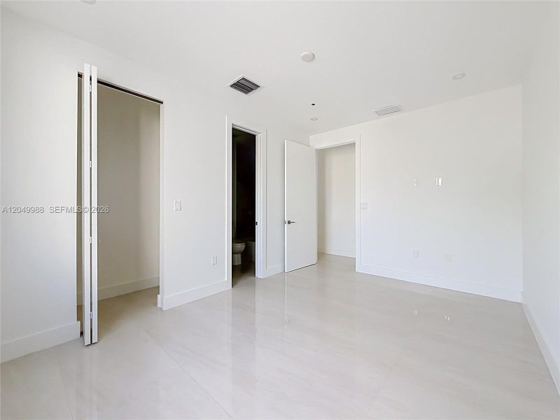 Spacious, unfurnished interior of a new home in , Miami (Image 25).