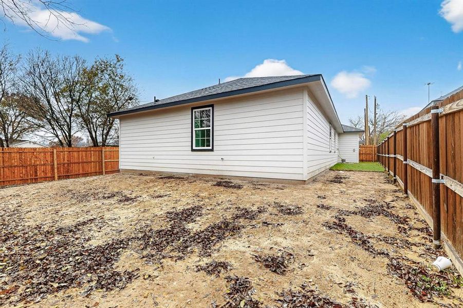 Exterior details and patio area of a home in , Dallas (Image 4).