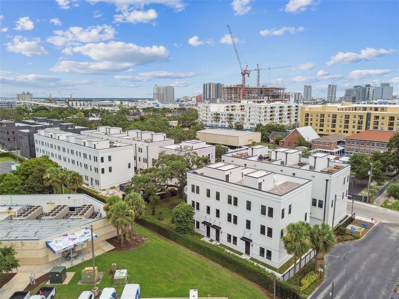 Condo located in Tampa, FL showcasing its design and architecture (Image 3).